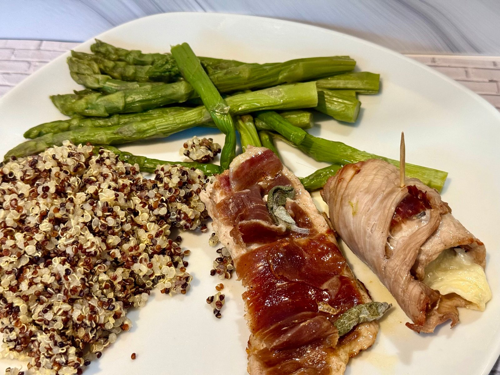 Saltimbocca, quinoa, aperges