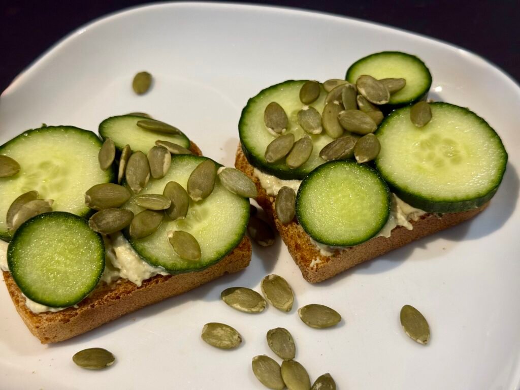 Tartine de houmous, concombre et graines de courge