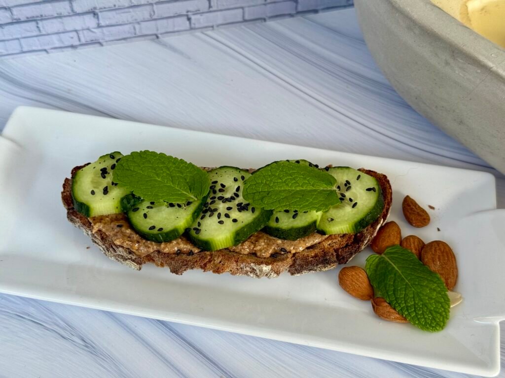 Tartine purée d'amande et concombre