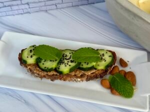 Tartine purée d'amande et concombre