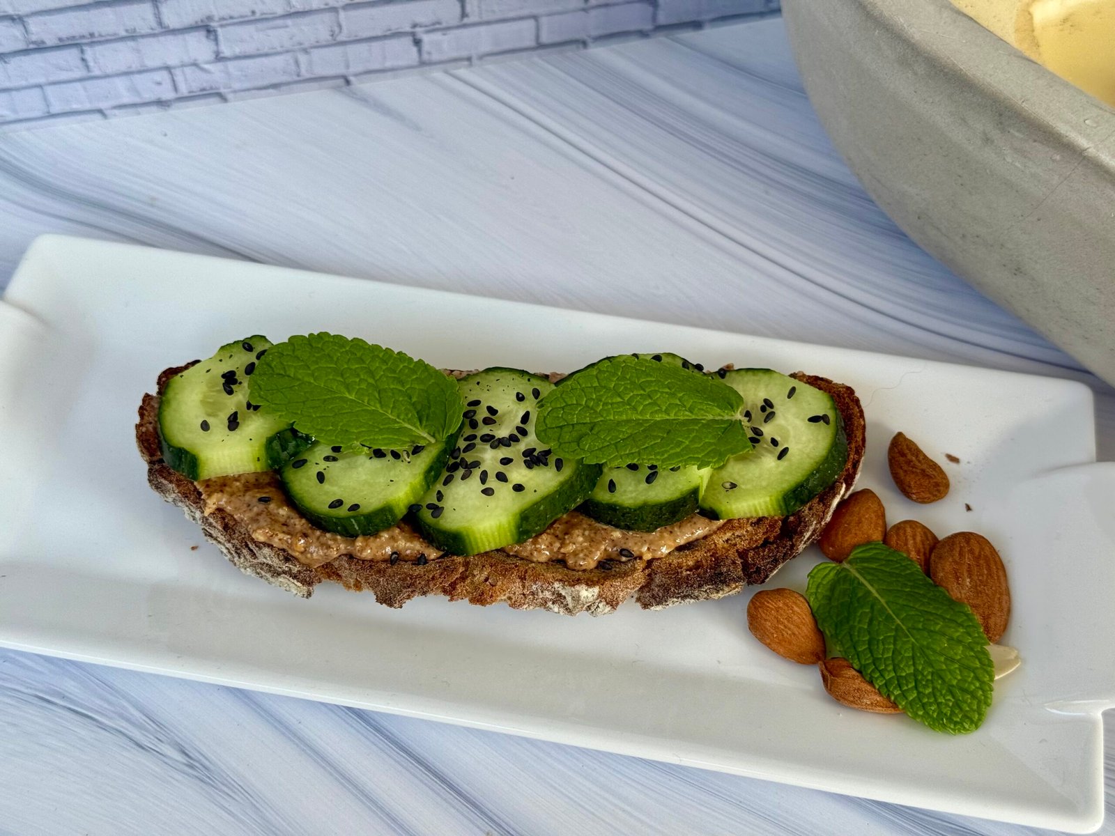 Tartine purée d'amande et concombre