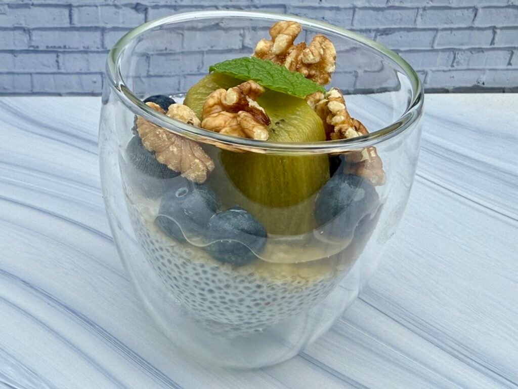 Pudding de chia au kiwi poché