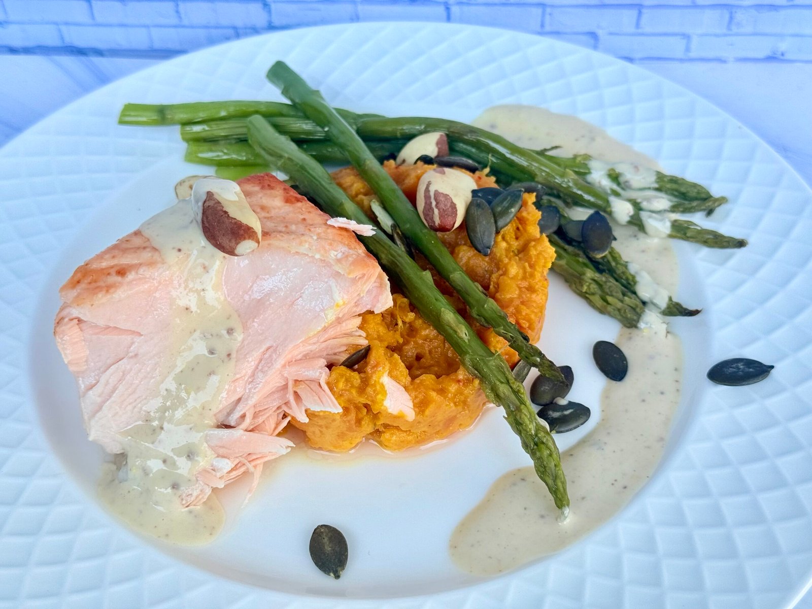 saumon grillé, asperges et écrasé de patates douces